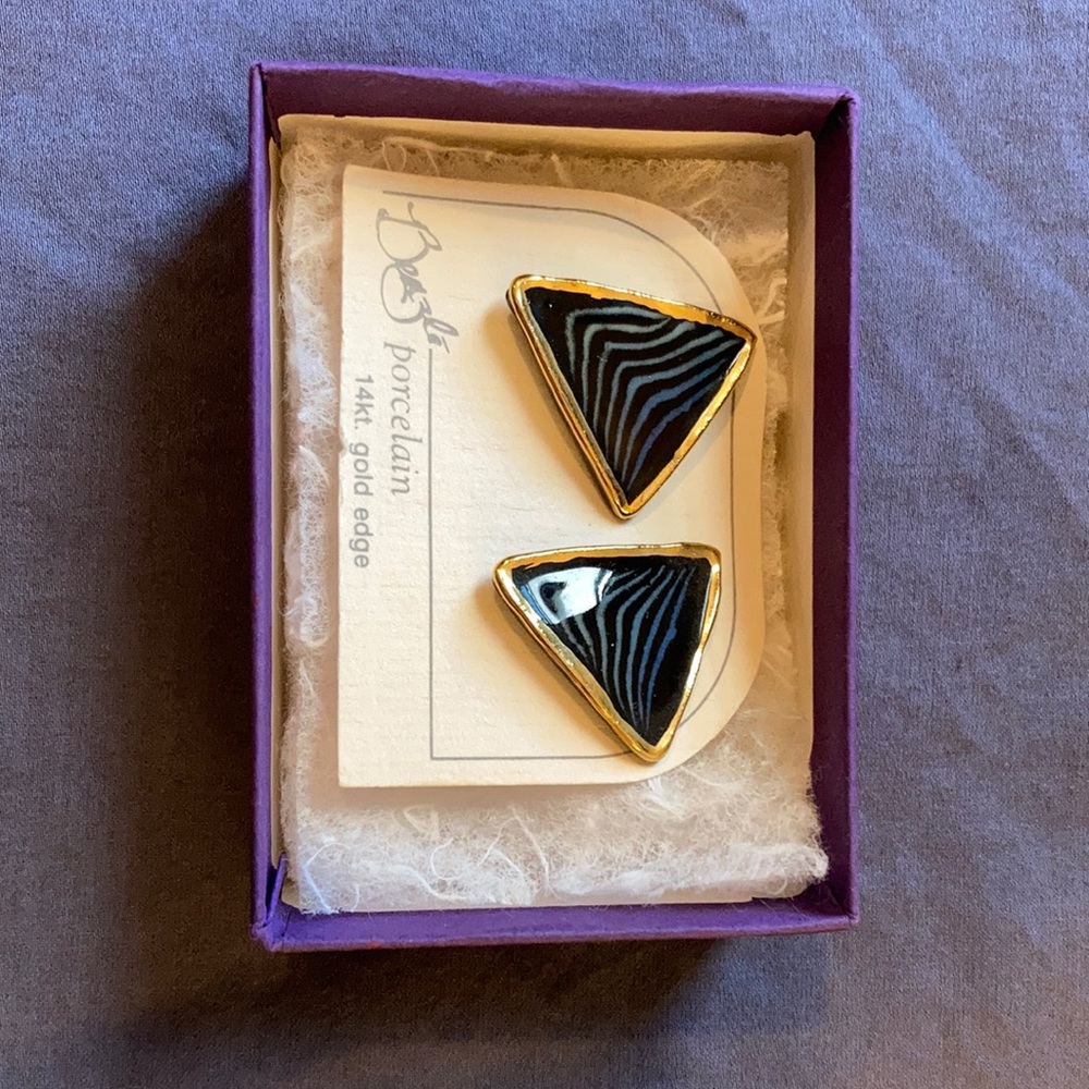 14 karat gold 80s style triangle earrings